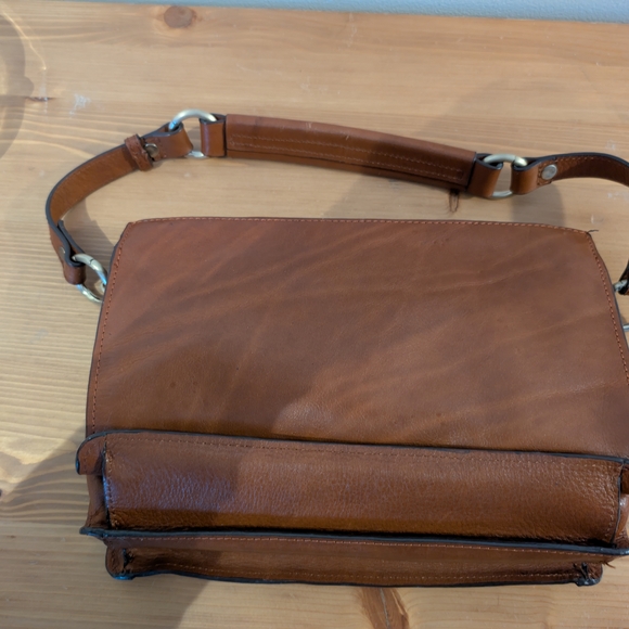 Elegant Brown Leather Handbag - Picture 5 of 10